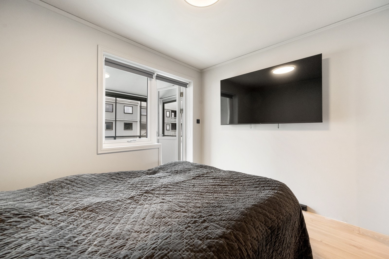 Utgang fra soverom til innglasset balkong. Galleribilde