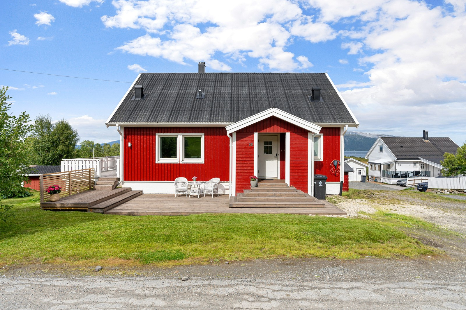 Langsgående terrasse gir gode solforhold gjennom hele dagen. Eiendommen har fantasisk uteområde med en pent opparbeidet plen.