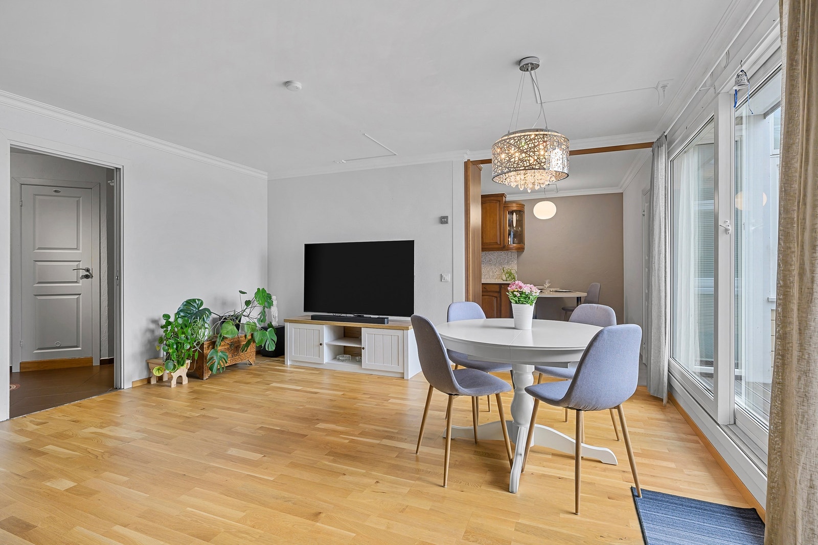 Stue med god plass til sofa og spisebordsavdeling Galleribilde