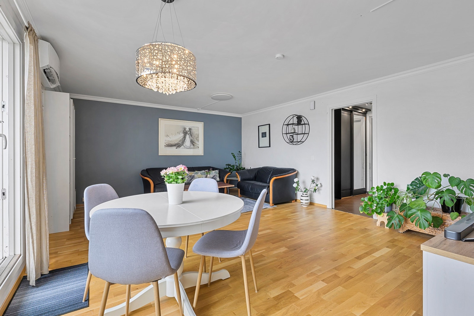 Stuen er av fin størrelse med god plass til både sofa og sittegruppe Galleribilde