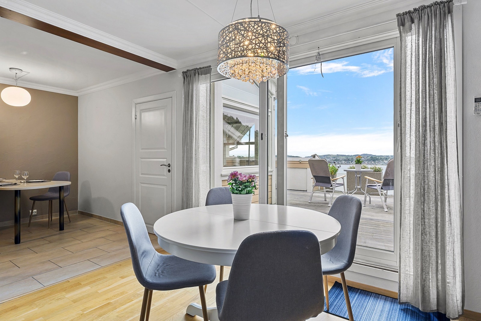 Spisestue med utgang til solrik balkong Galleribilde
