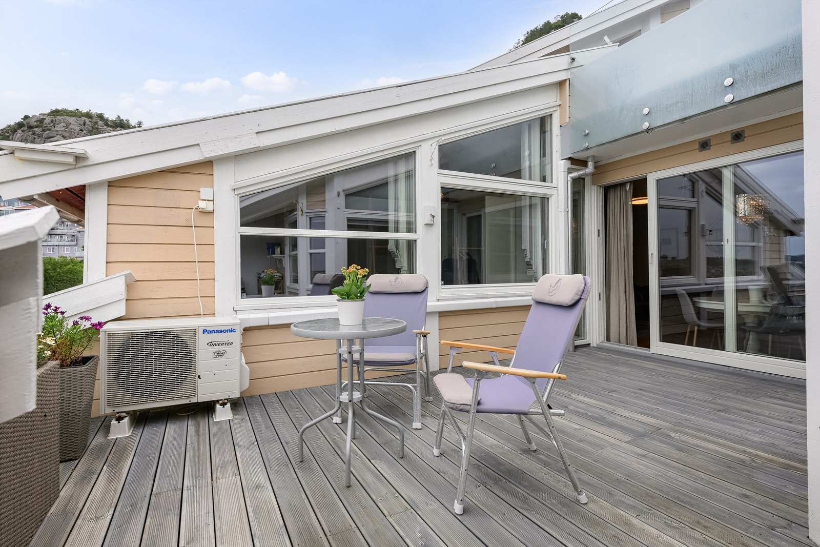 Koselig terrasse med en fantastisk utsikt og gode solforhold Galleribilde