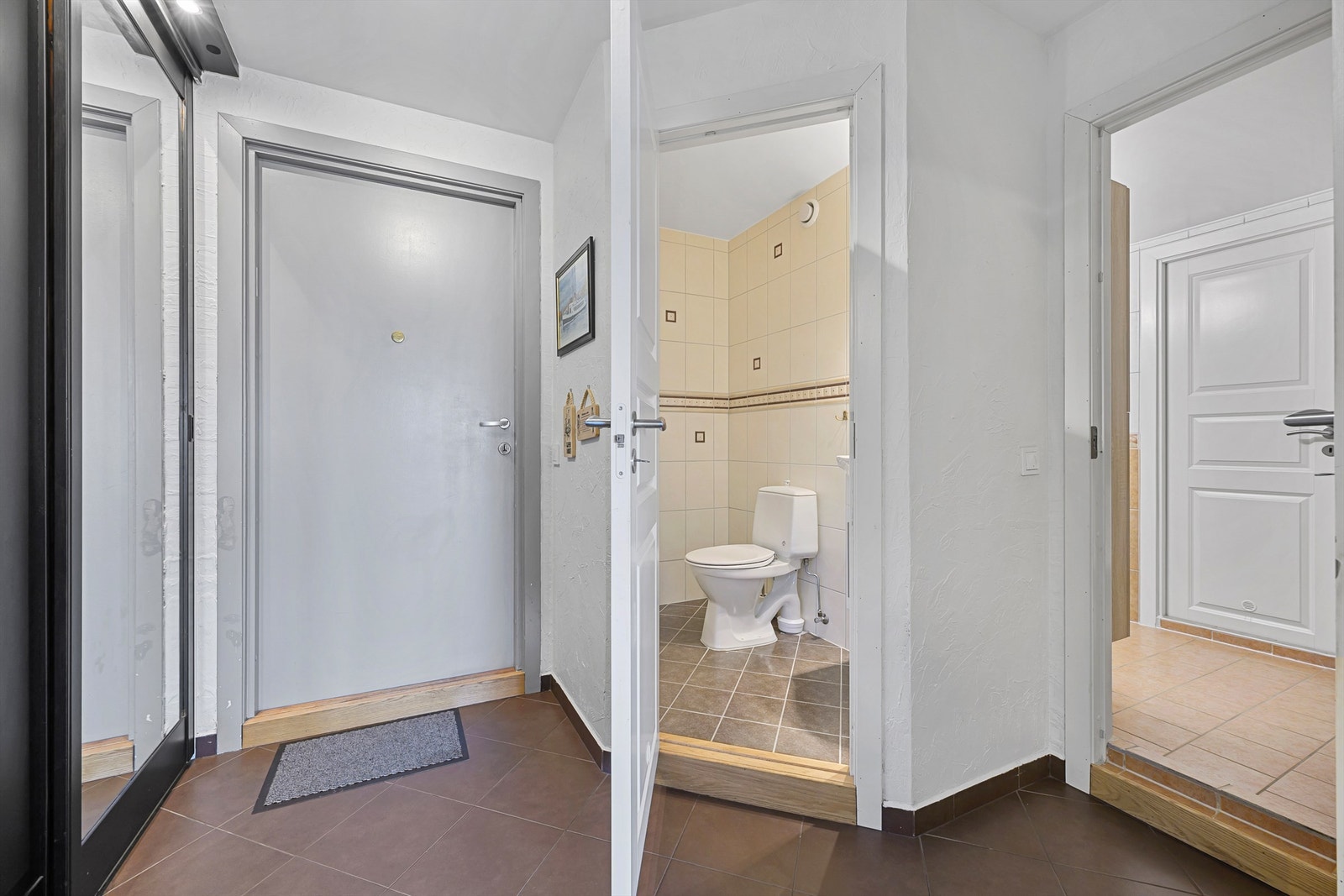 Entré med skyvedørsgarderobe med speil Galleribilde