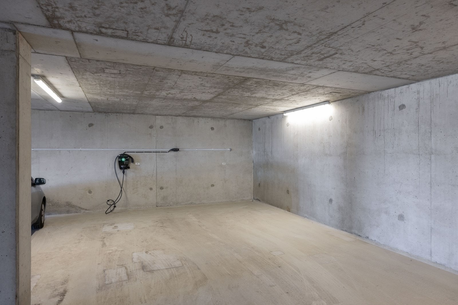 Boligen disponerer en egen parkeringsplass i felles garasjehus. Galleribilde