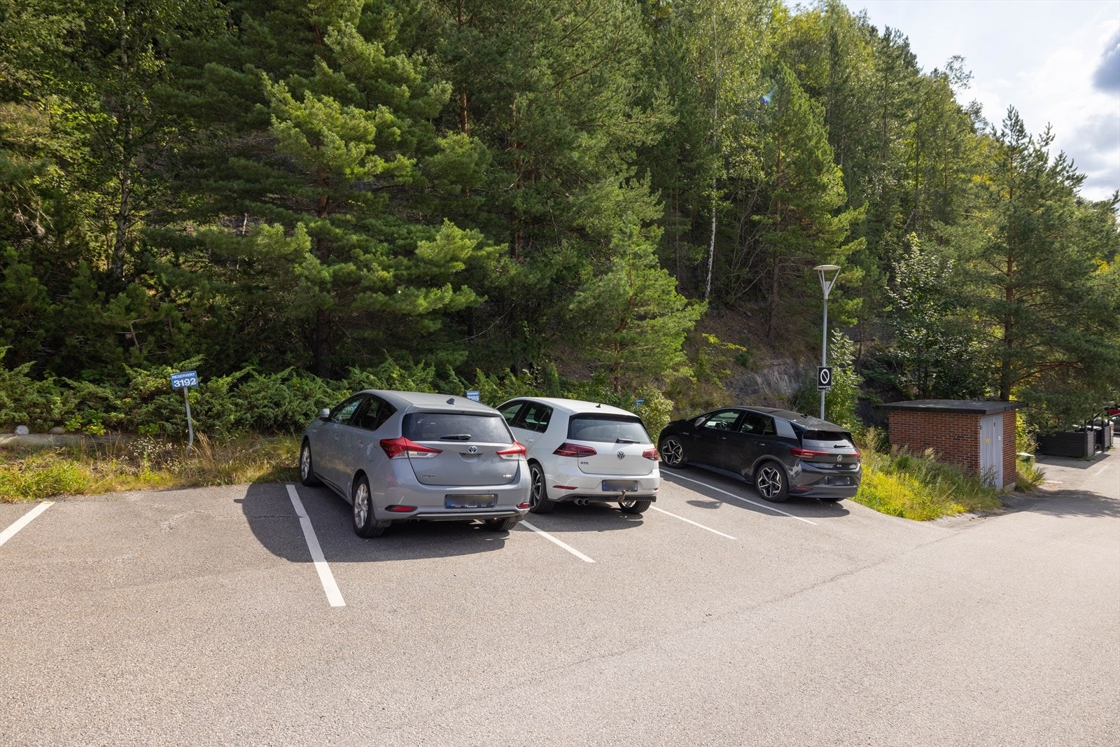 Boligen disponerer en parkeringsplass ved inngangspartiet merket med 3189. Galleribilde