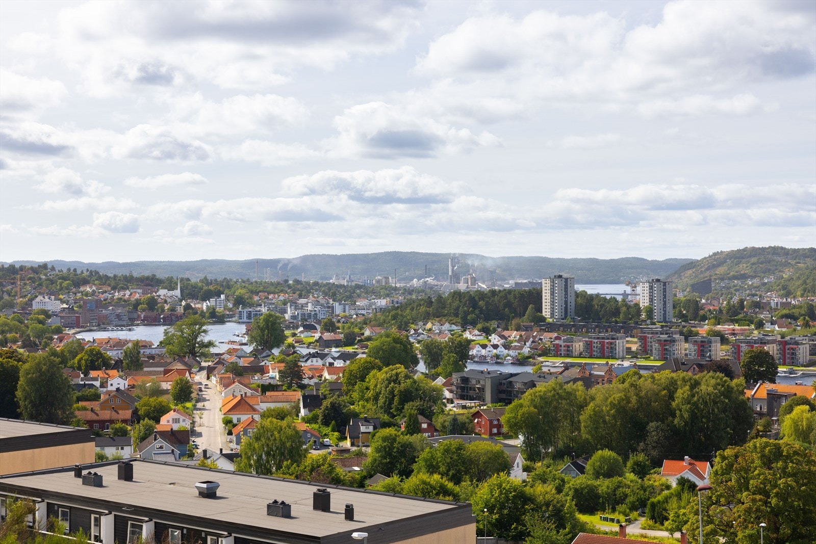 Dansesletta ligger blant annet like bak Utsikten, hvor det er vakker utsikt, offentlige sittebenker og bålplass. Galleribilde