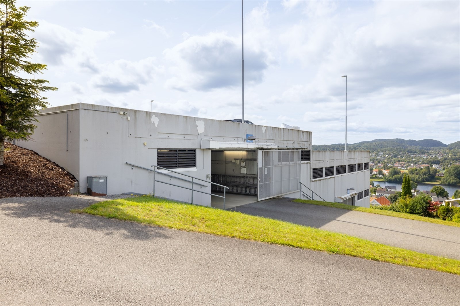 I borettslaget er det et felles garasjeanlegg med automatisk portåpner. Galleribilde