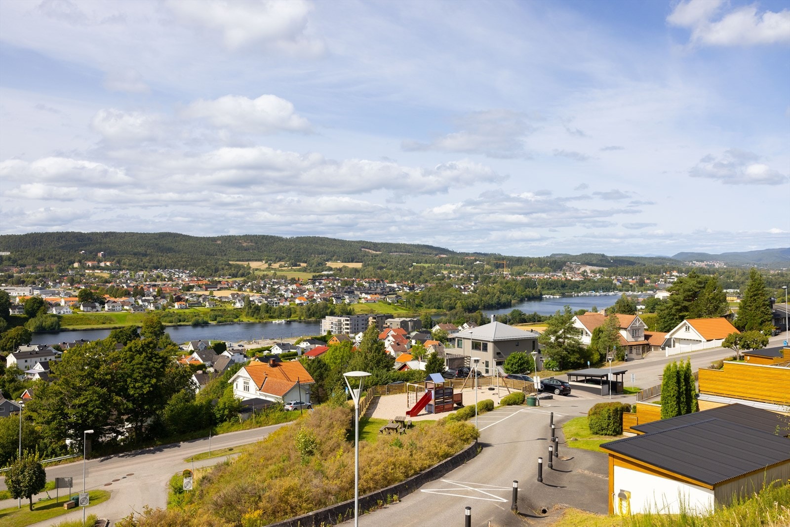 Fine, opparbeidede lekearealer i borettslaget. Galleribilde
