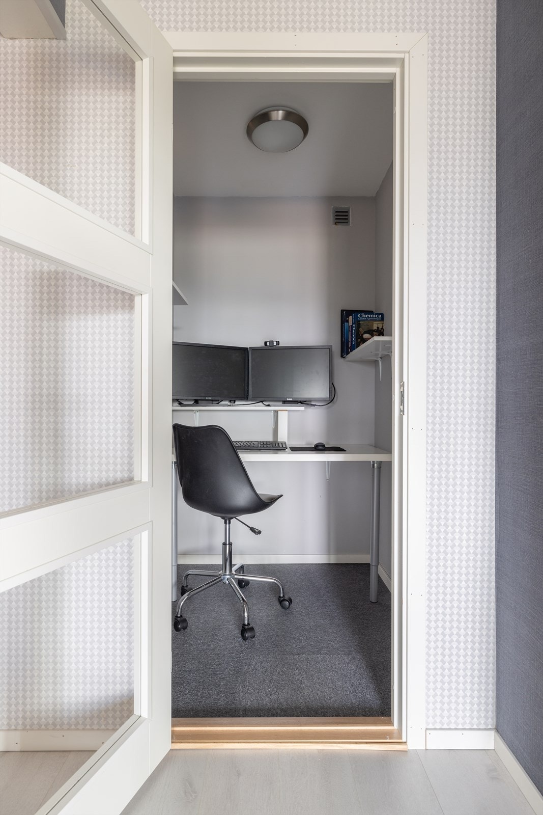Boligen har hele tre innvendige boder, hvor det ene i dag er innredet som kontor. Galleribilde