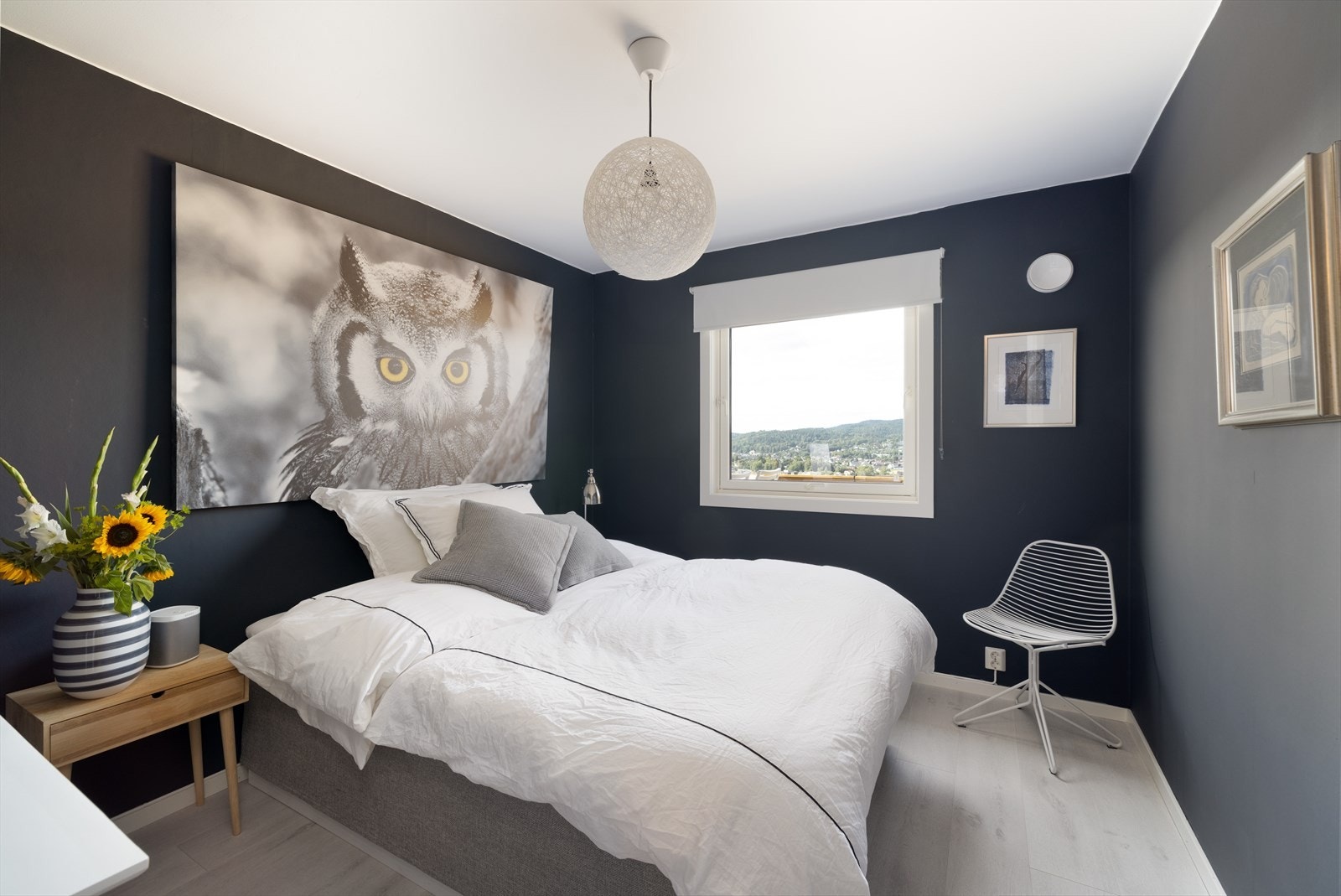 Leiligheten har to deilige soverom av god størrelse. Begge med en-stavs laminat på gulv, malte vegger og hvitmalte himlinger. Galleribilde