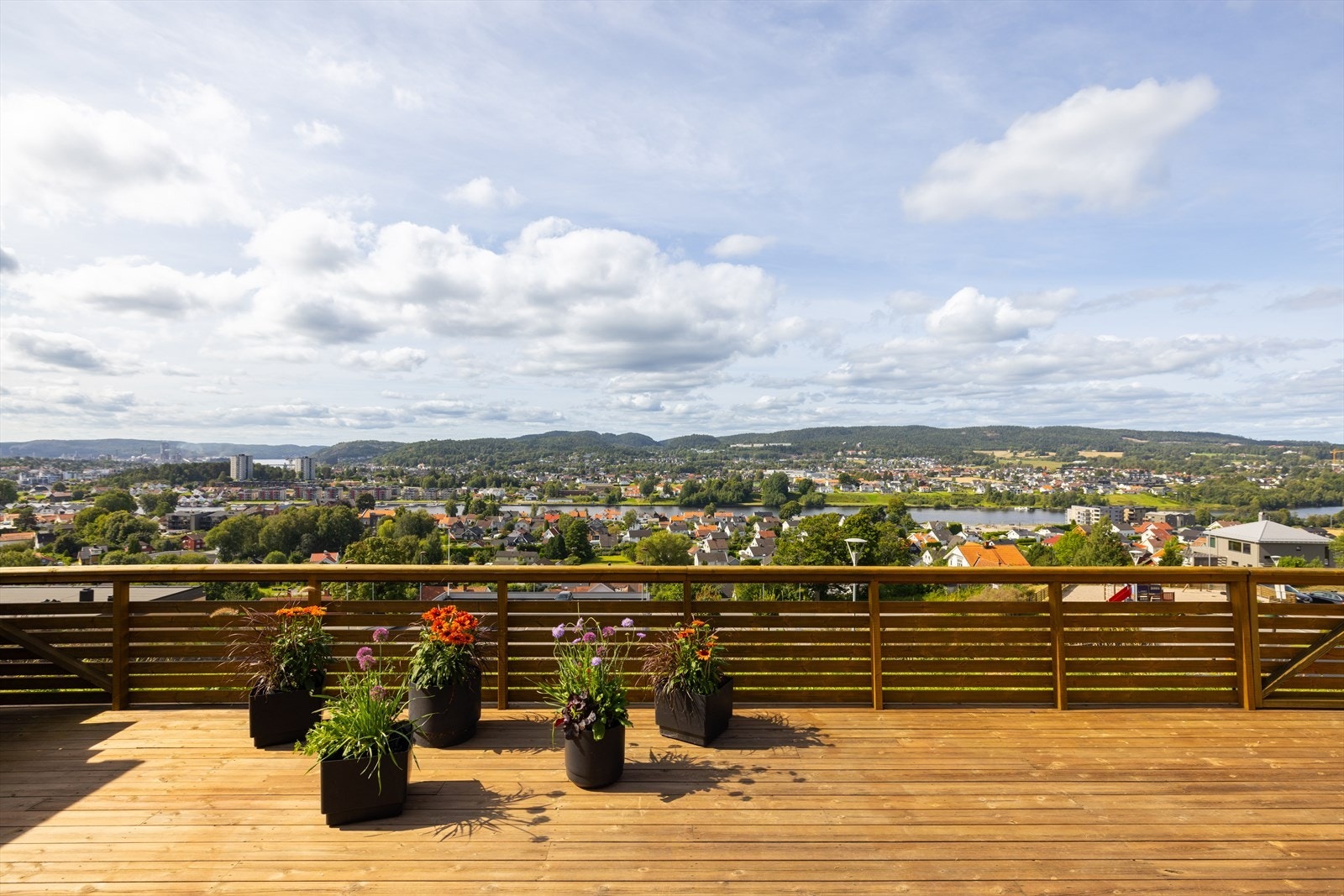 Boligen har en stor terrasse på ca. 51 kvm ut fra stue mot vest, hvor det er fantastiske utsiktsforhold og ikke minst nydelige solforhold. Galleribilde