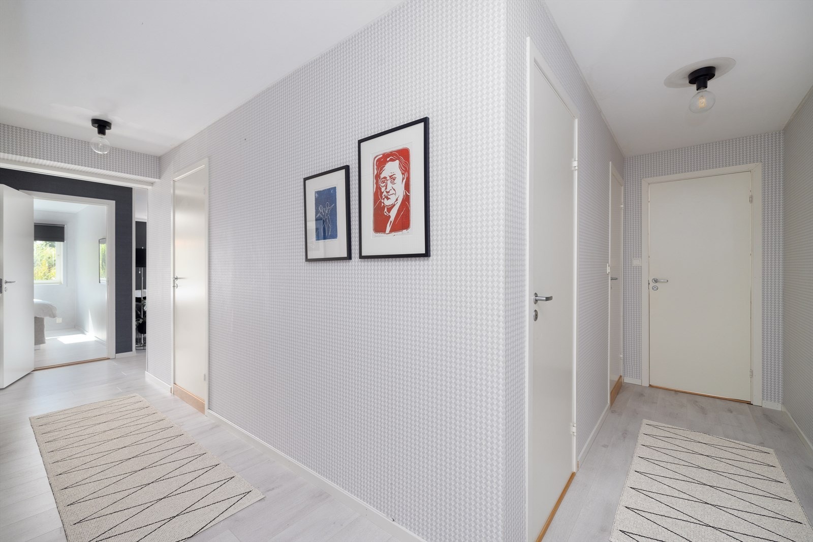 Fra entré er det gangarealer mot det ene soverommet, bad og toalettrom, og motsatt vei er det adkomst til øvrige rom. Galleribilde