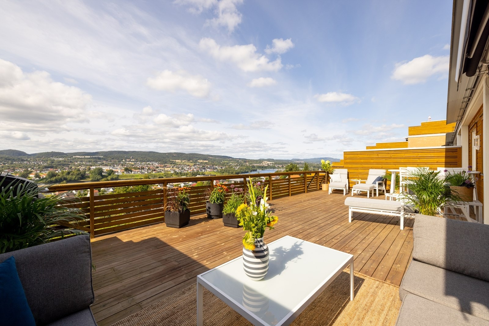 Innbydende terrasseleilighet med panoramautsikt og fantastiske solforhold - 51 kvm terrasse - Garasje og egen p.plass. Galleribilde