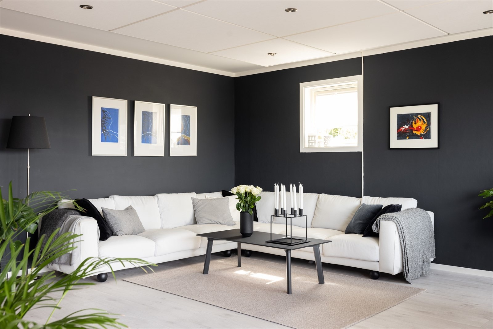 Hvitmalt himling med noe nedfelt himling med himlingsplater hvor det er integrerte LED-spotter. Galleribilde