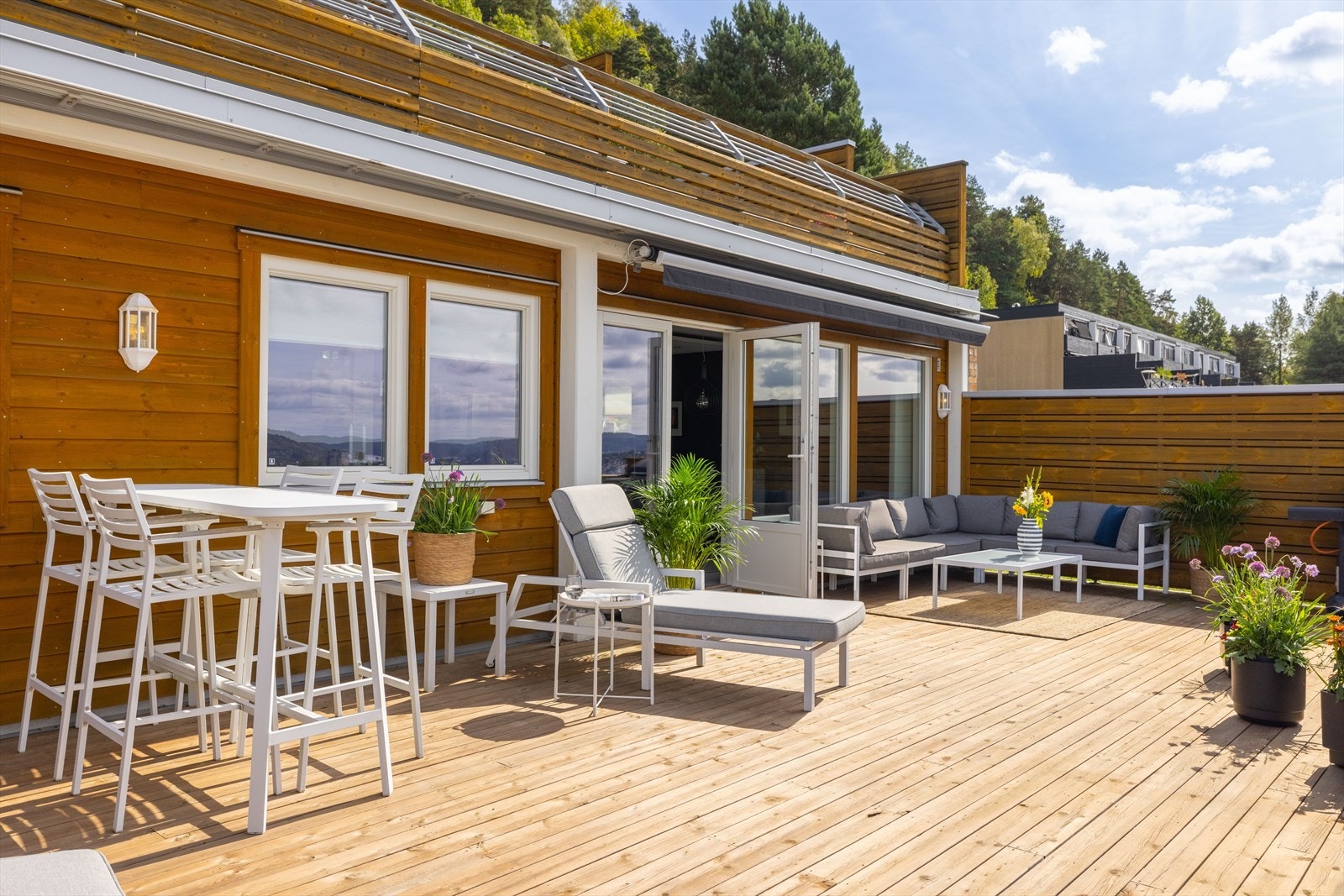 Busstopp langs Breidablikkbakken og langs Storgata (Fv.32) med hyppige avganger til både Porsgrunn og Skien. Galleribilde