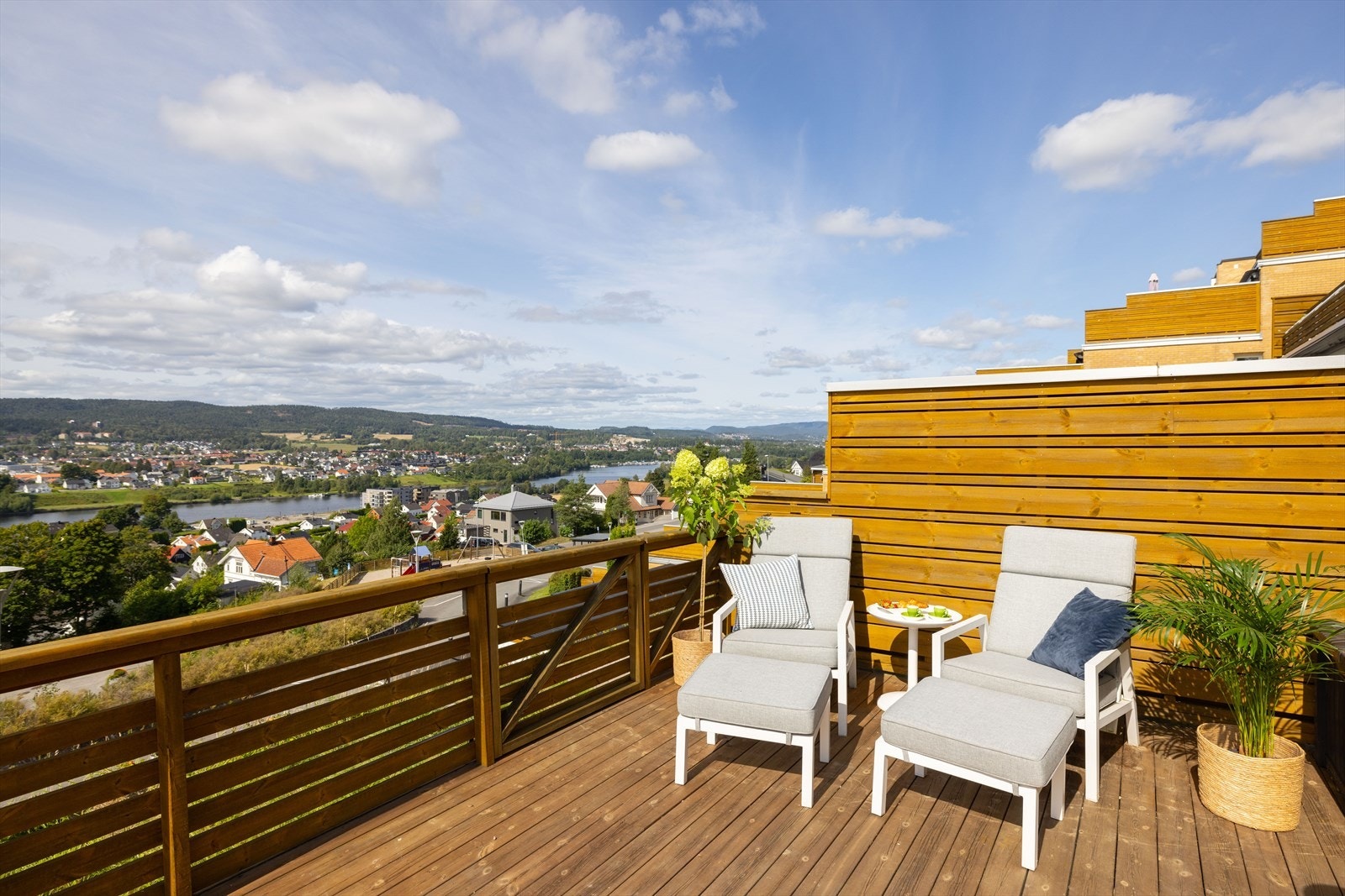 Borettslaget er svært veldrevet og har foretatt løpende utvendig vedlikehold hvor bl.a. fasader, vinduer, drenering, boder og verandaer ble renovert i 2015. Galleribilde