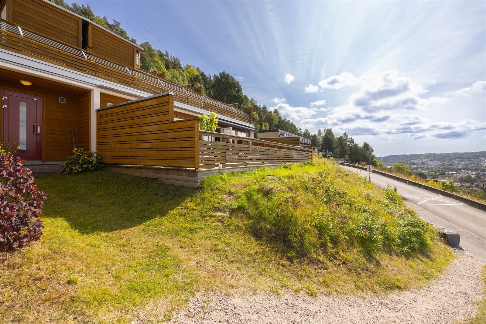 Det er også port på verandaen som gir mulighet for direkte adkomst fra bakkeplan. Galleribilde