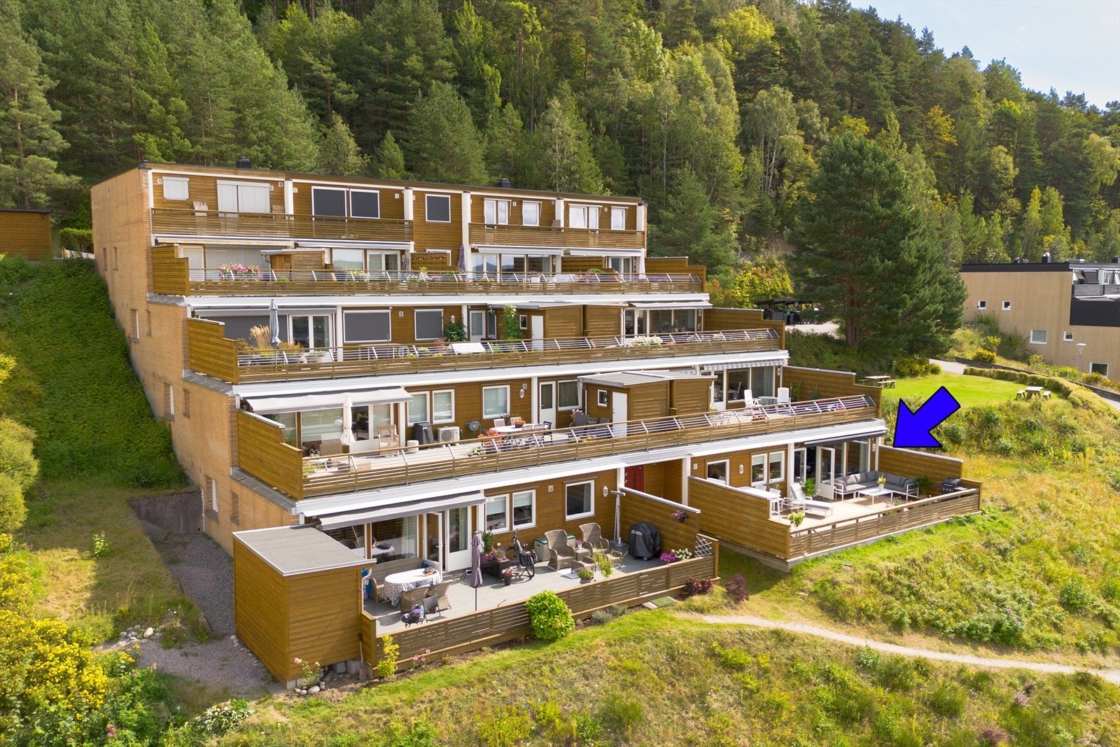 Her bor du med en meget attraktiv beliggenhet i et populært og sentrumsnært boligområde på Breidablikk. Det er inngangsparti i øverste etasje rett ved egen p-plass, samt i 1.etasje som leiligheten er plassert. Galleribilde