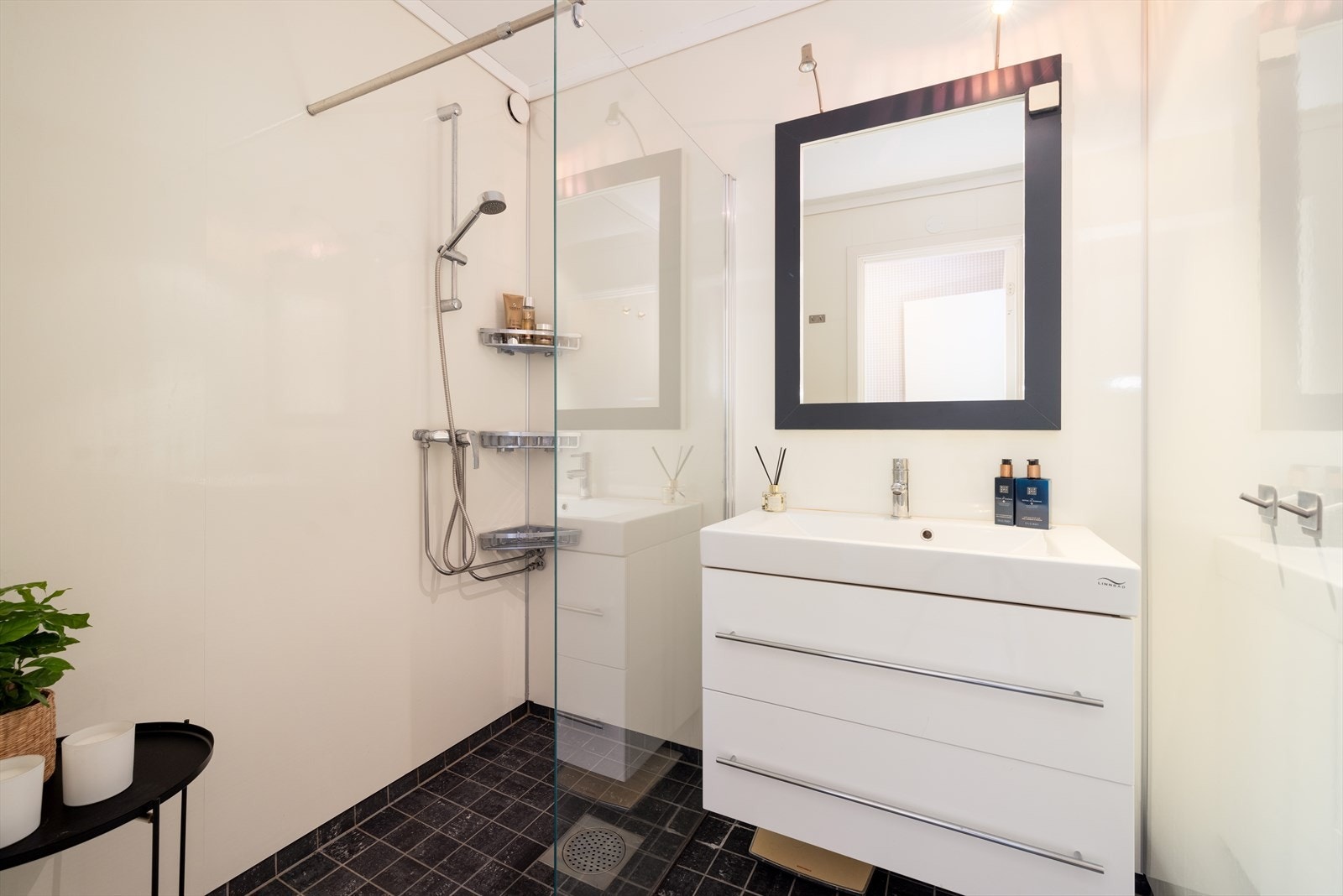 Badet er pusset opp i 2012 av tidligere eier. Her er det varmekabler i gulv med flis. Pent veggmontert baderomsmøblement fra Linn Bad med dype underskuffer og heldekkende servantplate samt innrammet speil og belysning over vask. Galleribilde