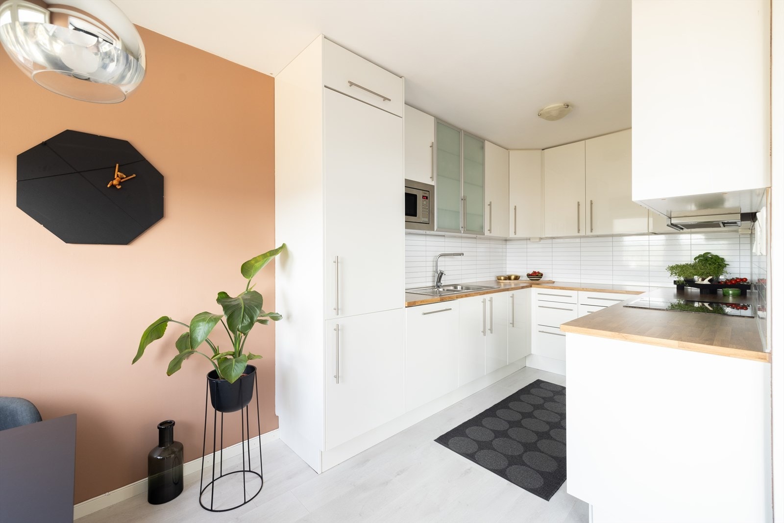 Gode arbeidsflater på pen laminert benkeplate hvor det er nedfelt keramisk kokeplate og stålvask med liten skyllekum. Tidløse, pene Kitchen Board plater over benkflatene. Galleribilde