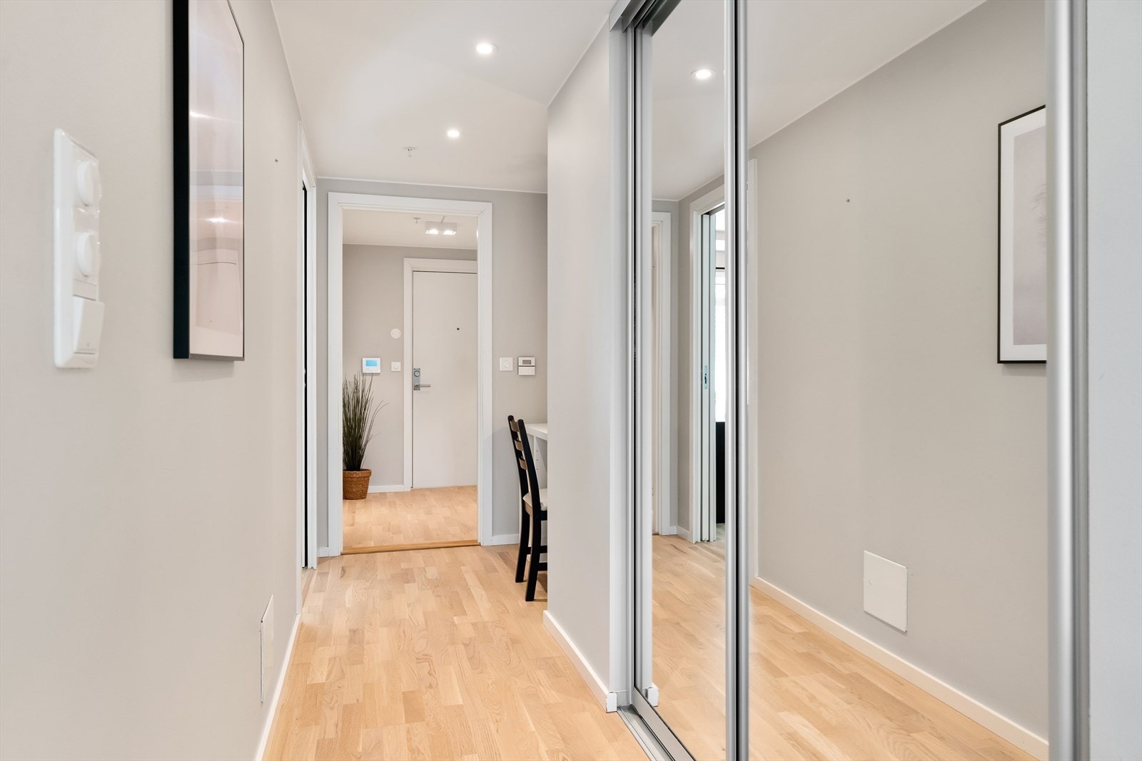 Stor skyvedørsgarderobe med speilfronter ivaretar oppbevaringsplassen i boligen. Galleribilde