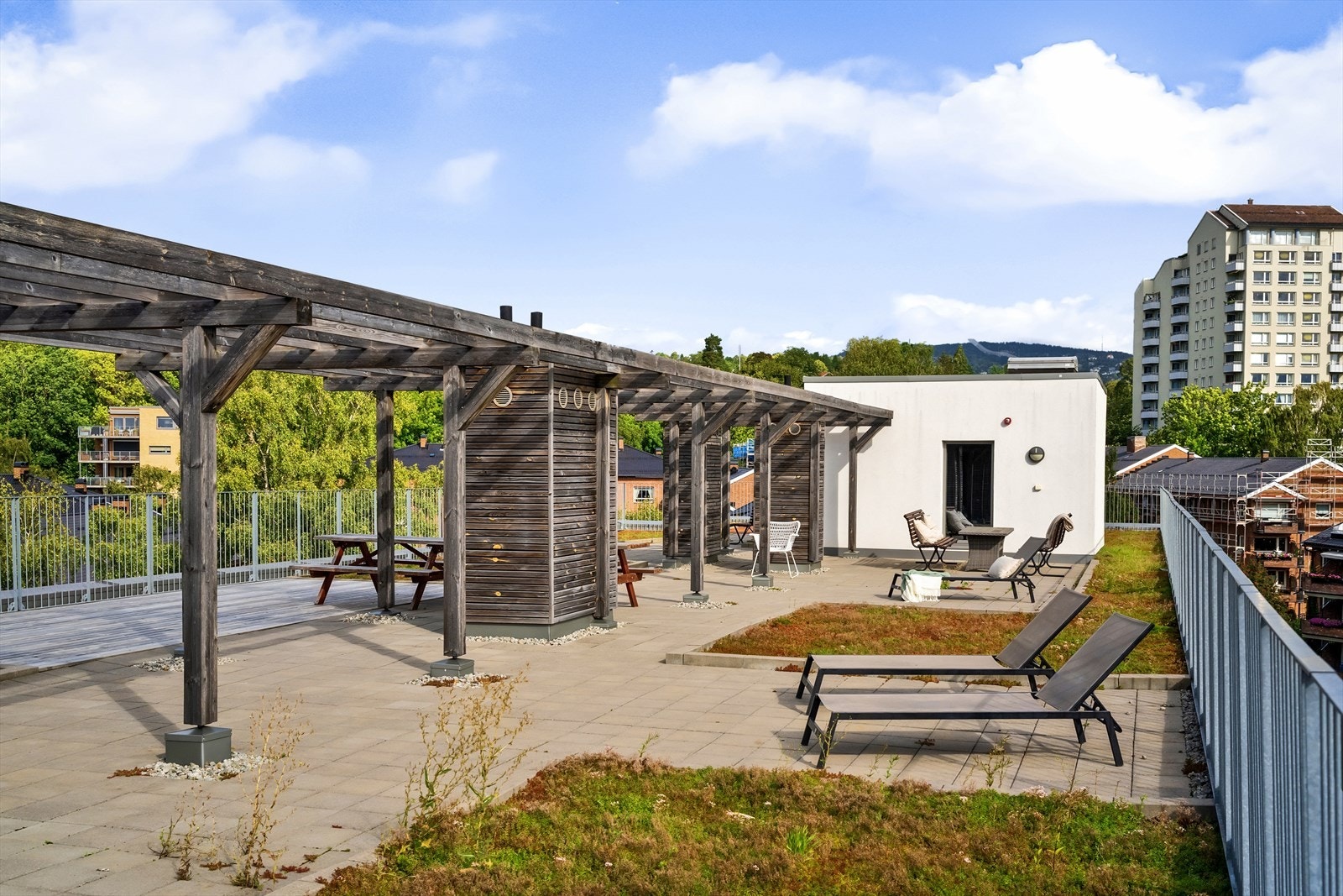 Nydelig felles takterrasse med ulike møbler og sittegrupper. Galleribilde