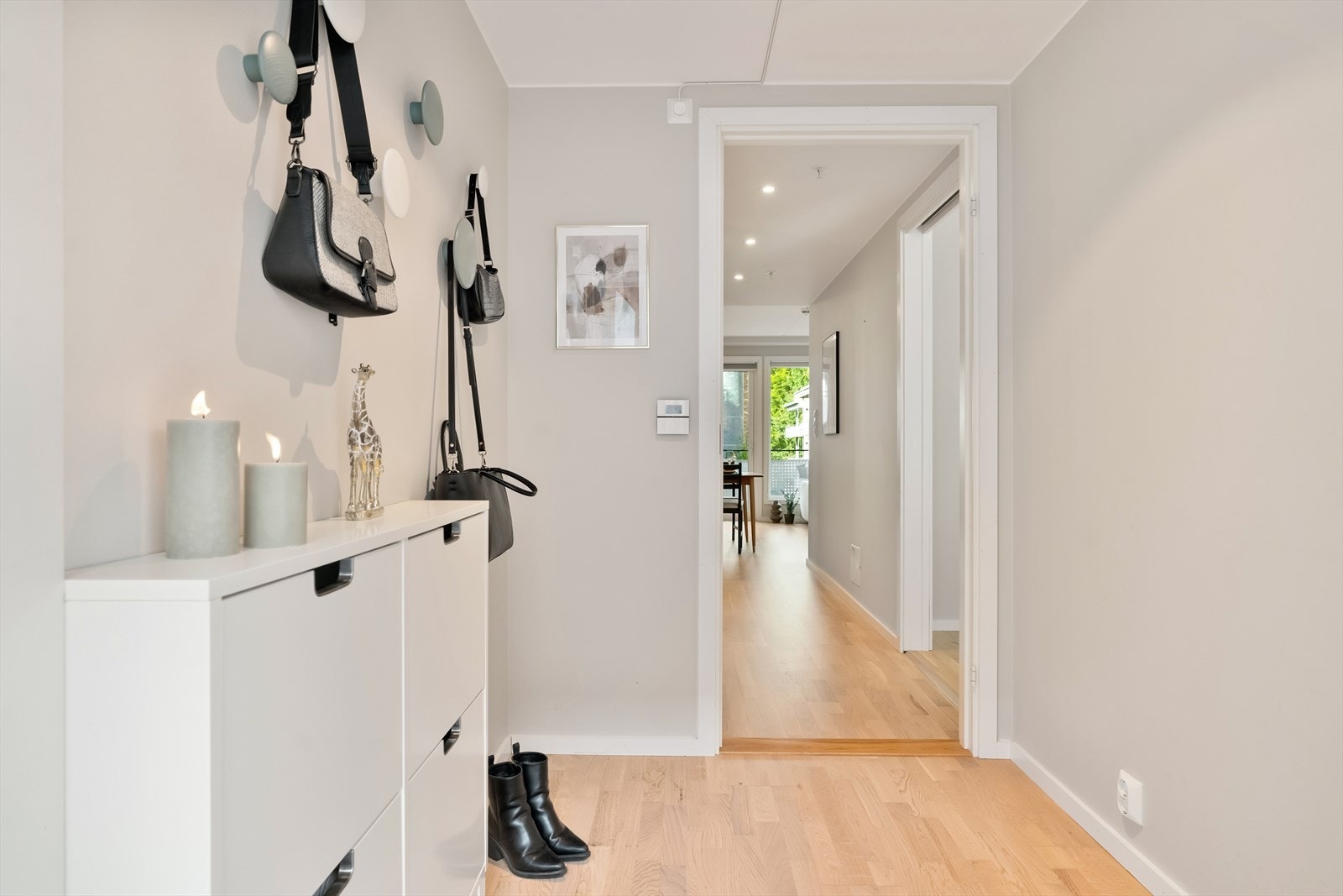 Rikelig med muligheter for å sette fra seg sko samt yttertøy i entrè. Galleribilde