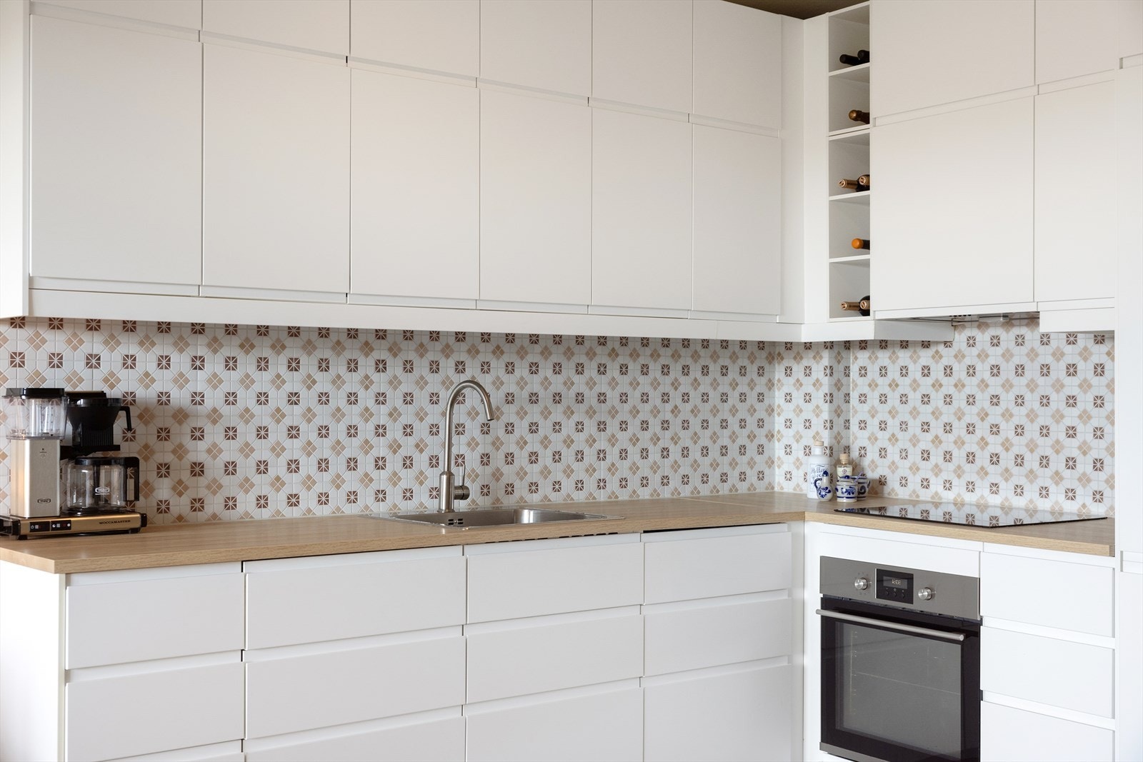 Kjøkkenet er utstyrt med integrerte hvitevarer, inkludert induksjonstopp, stekeovn, oppvaskmaskin, kjøleskap og fryser. Galleribilde