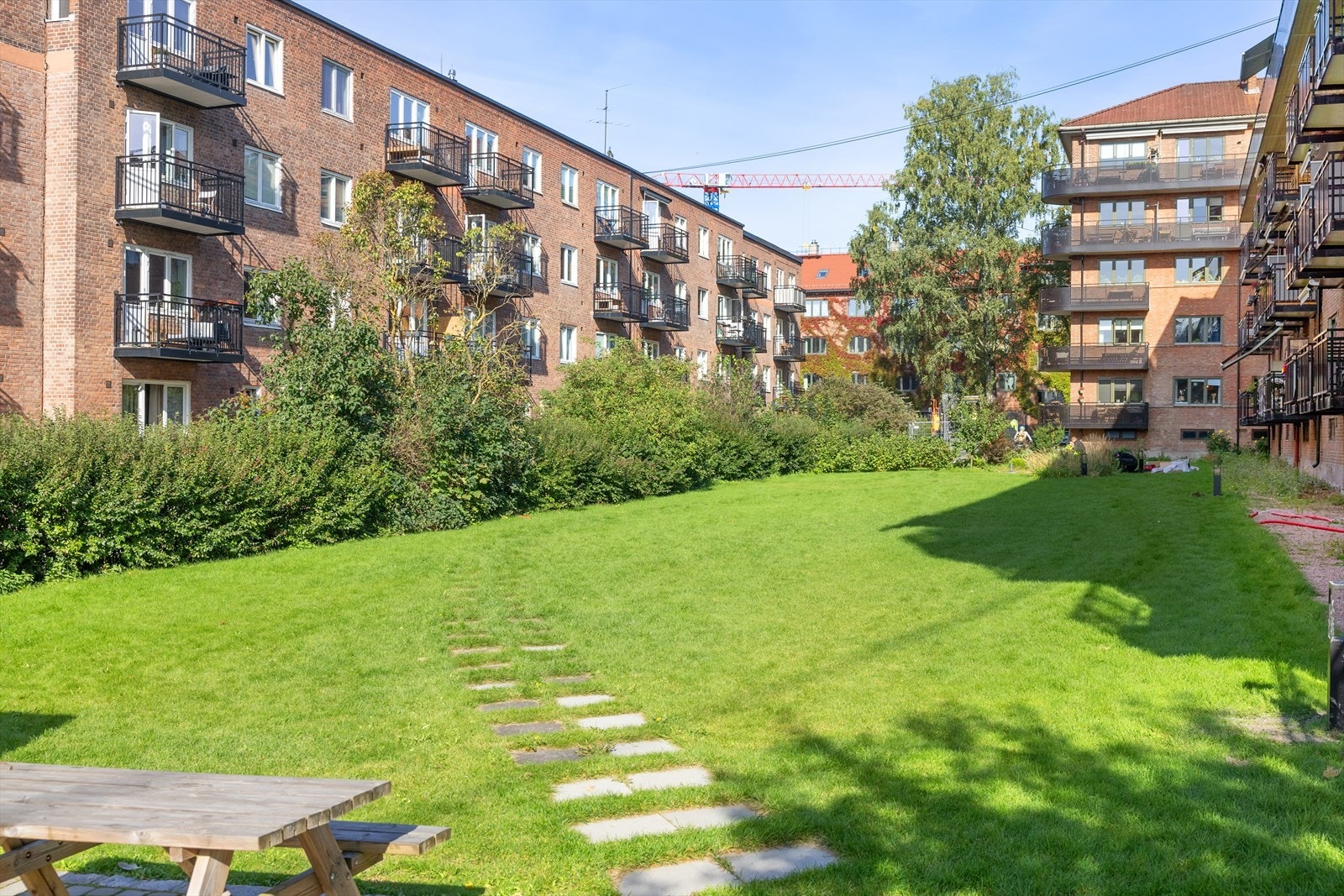 Borettslaget har også svært flotte grøntarealer og sittegrupper for beboerne. Galleribilde