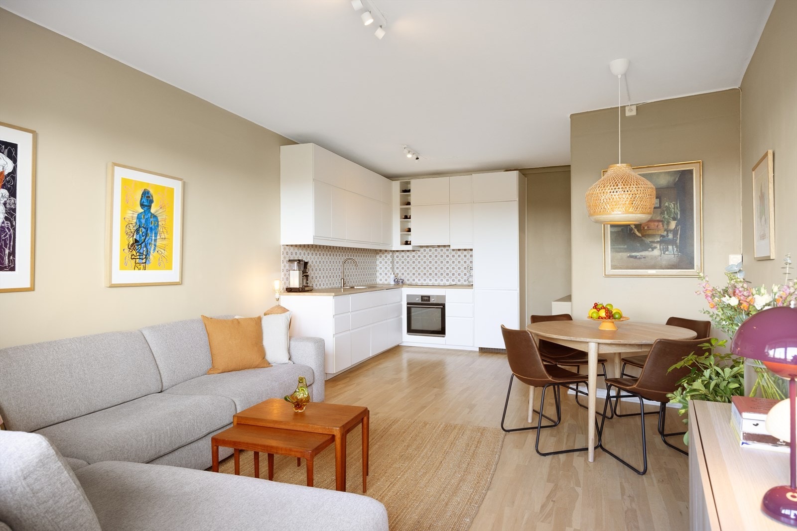 Gulvene i leiligheten ble slipt og behandlet i 2017, noe som har gitt dem et friskt og moderne utseende. Galleribilde