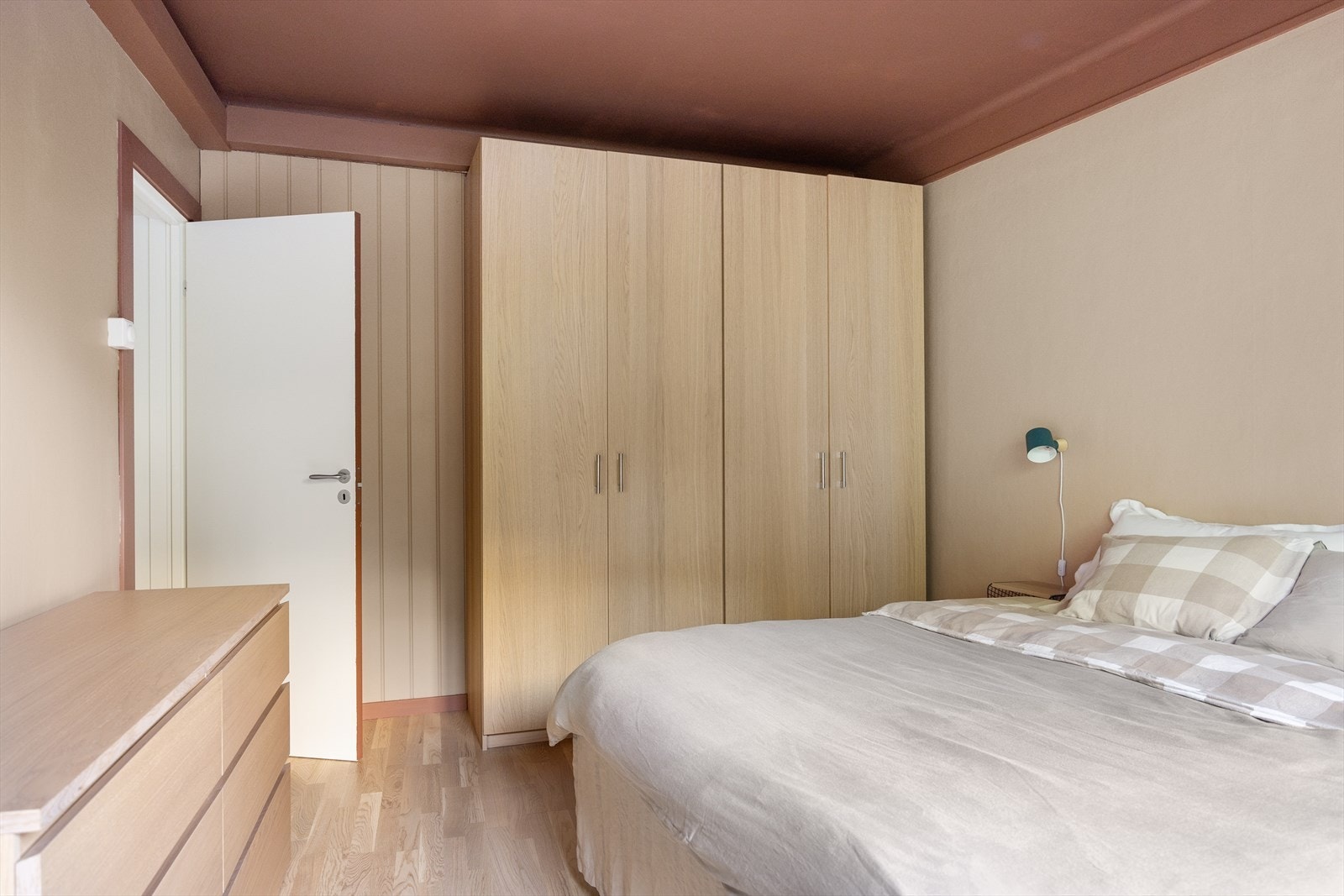 Det er gode oppbevaringsmuligheter i praktisk og romslig garderobeskap. Galleribilde