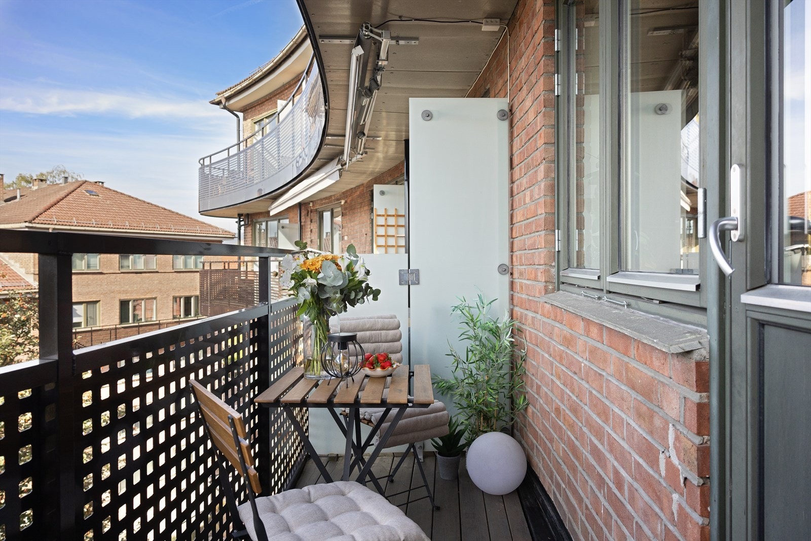 Leiligheten har en herlig sørvestvendt balkong på 4 kvm med sol hele året, og sol fra tidlig ettermiddag til solnedgang om sommeren. Galleribilde