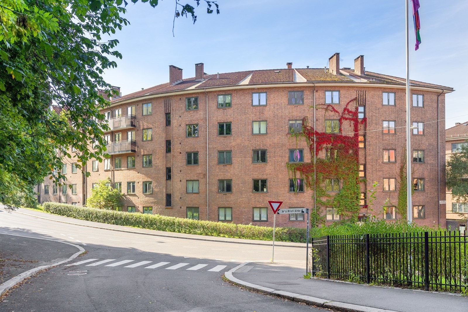 Sentralt beliggende med kort vei til alt av offentlig kommunikasjon og byliv. 21- og 28-bussen samt T-bane linje 5 stopper rett utenfor døren. I tillegg er 20-, 31-, 33-, 380- og 390-bussen, flybussen og 17-trikken bare et steinkast unna. Galleribilde