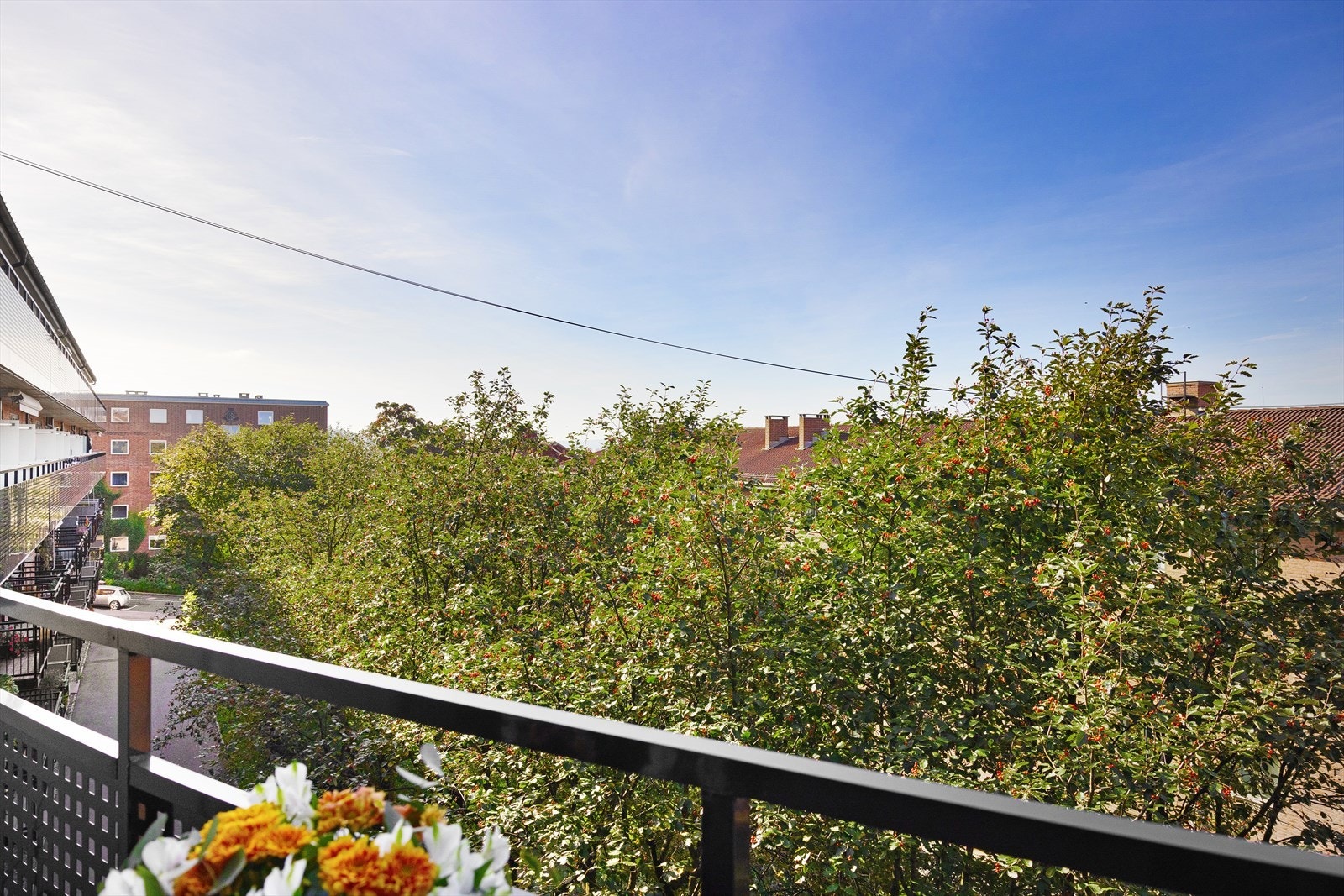 Leiligheten har ingen gjenboere eller innsyn fra noen sider, noe som gir deg fullstendig privatliv og en skjermet atmosfære. Dette gjør boligen ekstra attraktiv for deg som ønsker å bo uforstyrret, selv i et sentralt byområde. Galleribilde