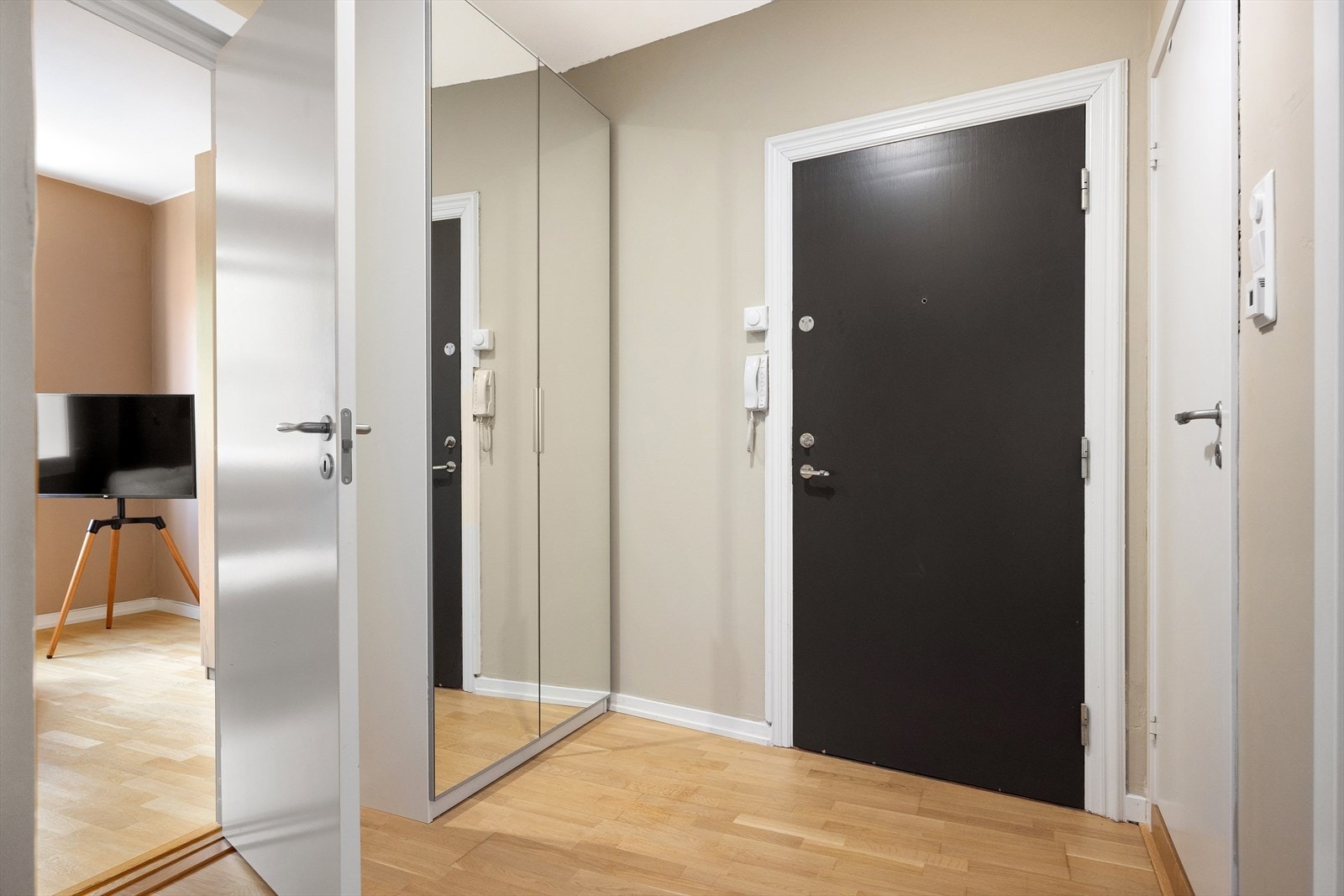 Leiligheten har en innbydende entré som skaper et umiddelbart godt førsteinntrykk. Her finner du et praktisk garderobeskap med speilfronter som gir rikelig med plass til oppbevaring av yttertøy. Galleribilde