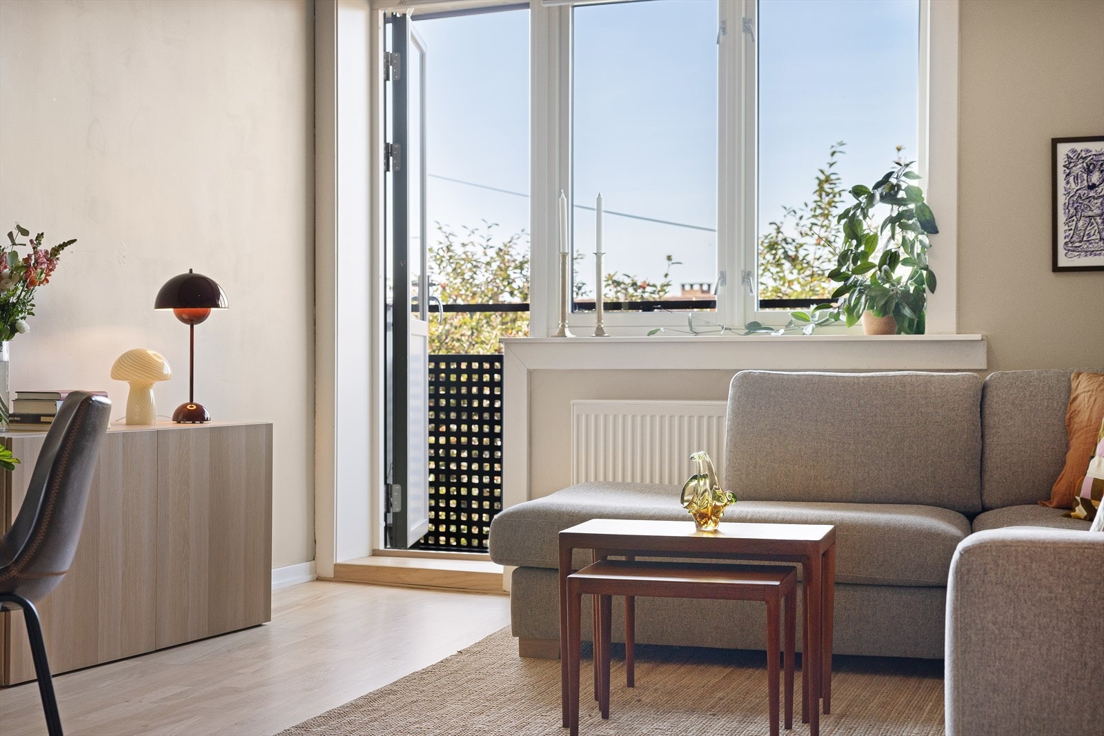 Leiligheten har lave og forutsigbare bokostnader med en rimelig strømregning. Varmtvann, oppvarming og internett er inkludert i felleskostnadene, noe som gir deg en enkel og økonomisk oversikt over dine månedlige utgifter. Galleribilde