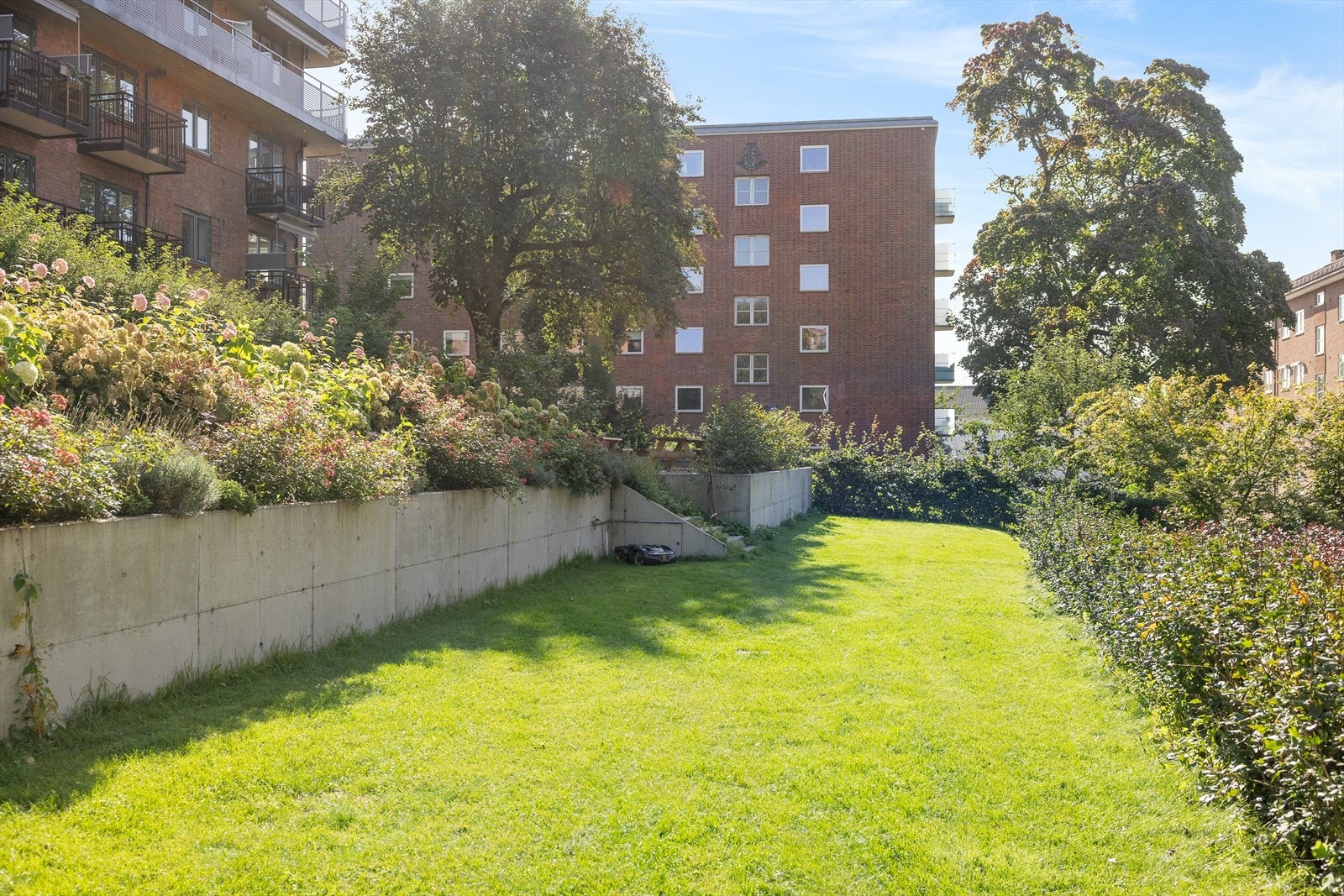 Det er mulighet for å leie parkeringsplass med elbillader, samt gratis parkeringsplasser og MC-plasser tilknyttet borettslaget. Galleribilde