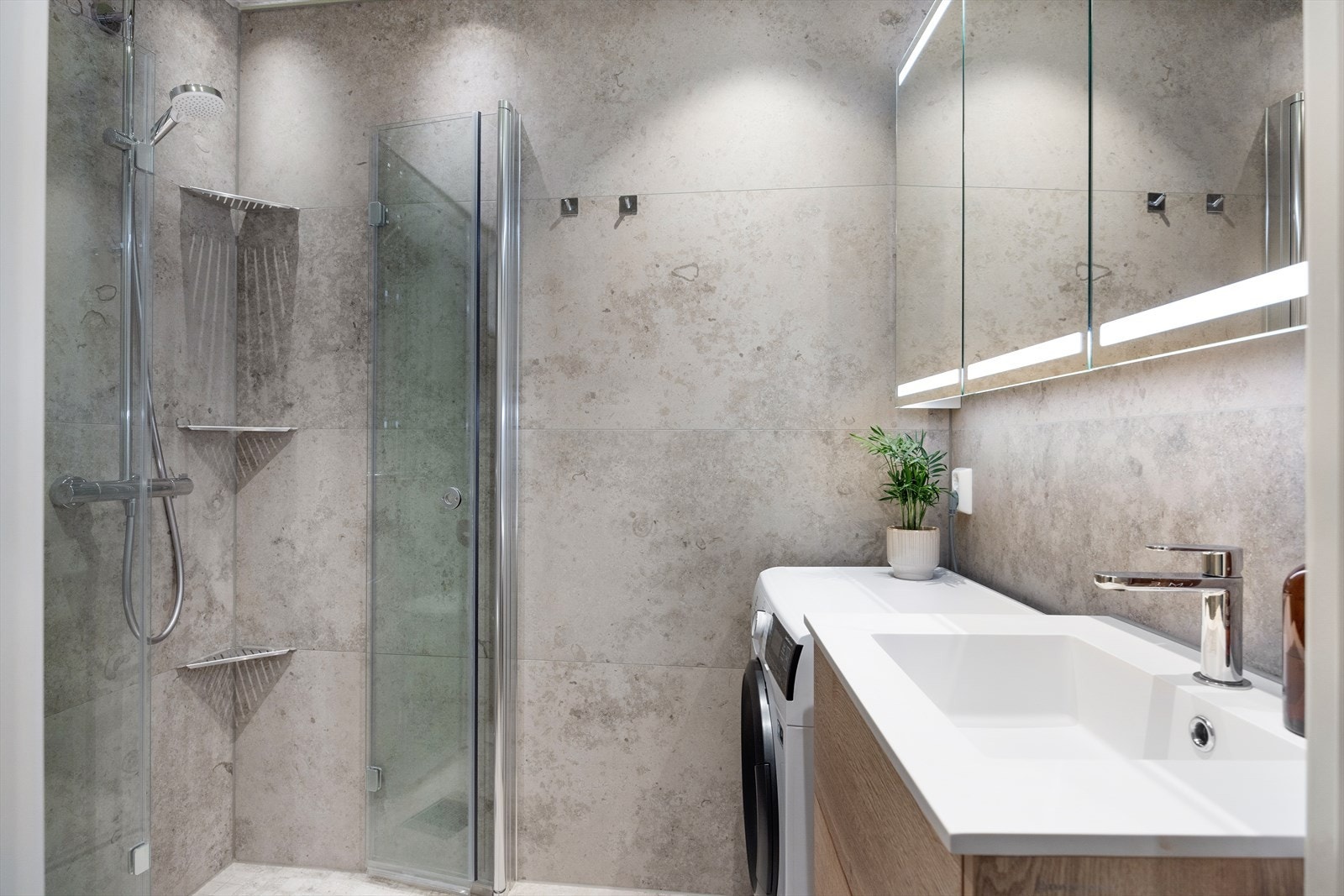 Stilrent, flislagt baderom med gulvvarme og downlights i himlingen, pusset opp i 2023. All dokumentasjon ligger i boligmappa. Galleribilde