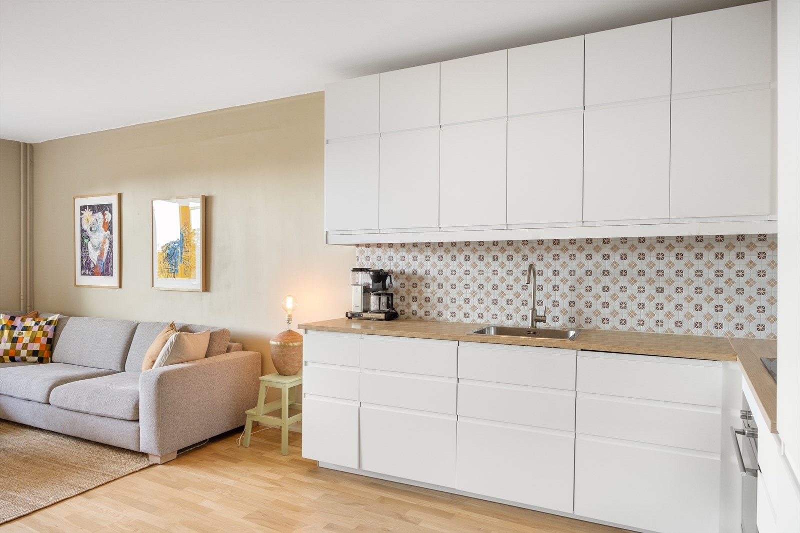 Avløpspumpen er ny i 2023 og er plassert i skapet under vasken. Galleribilde