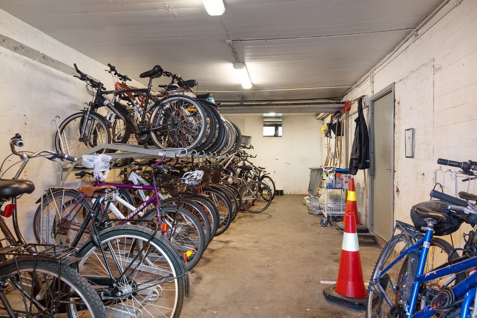 Borettslaget tilbyr et sykkelrom for trygg oppbevaring av sykler og barnevogner. Galleribilde