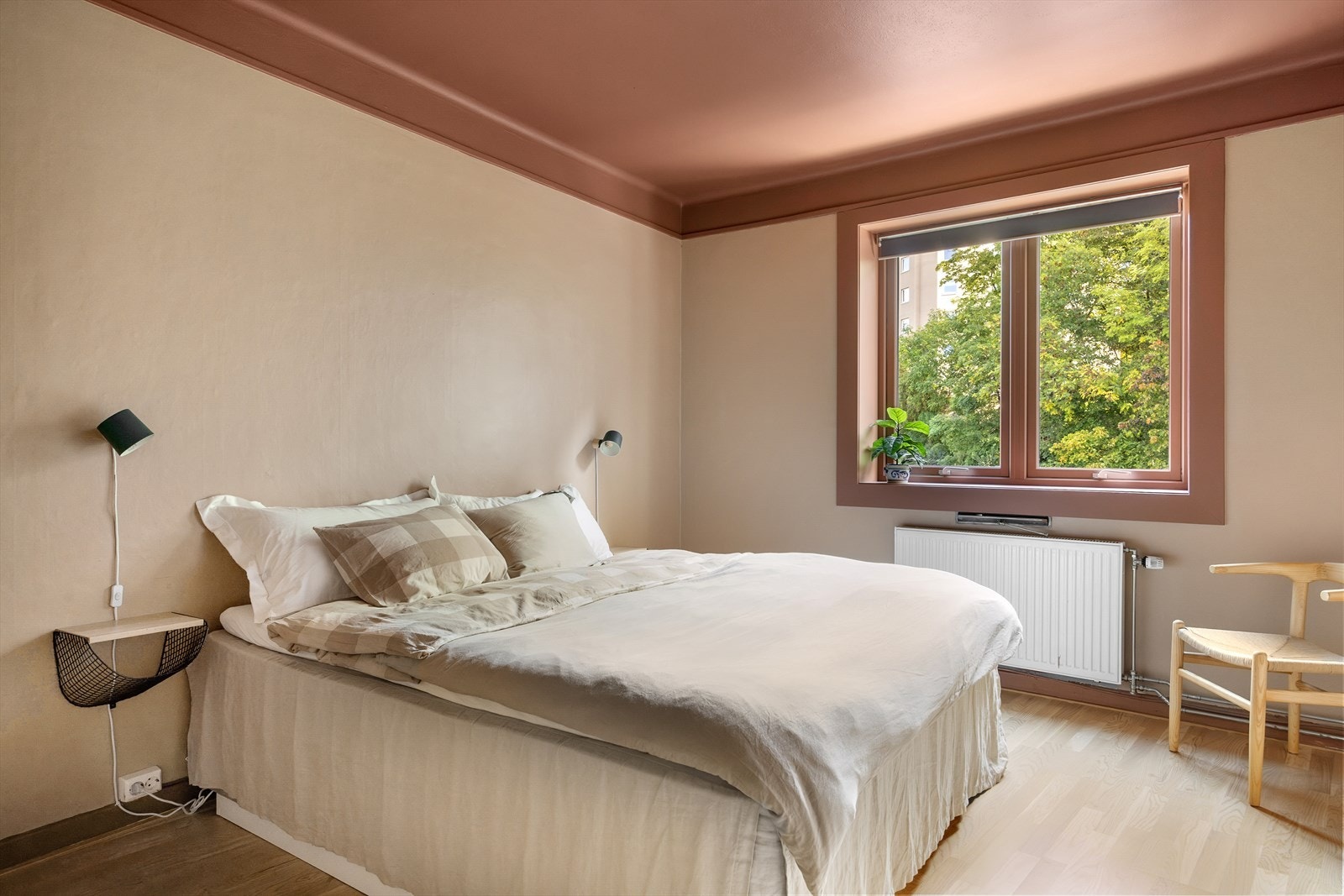 Hovedsoverommet er av god størrelse med plass til dobbeltseng, nattbord og tilhørende møbler. Galleribilde