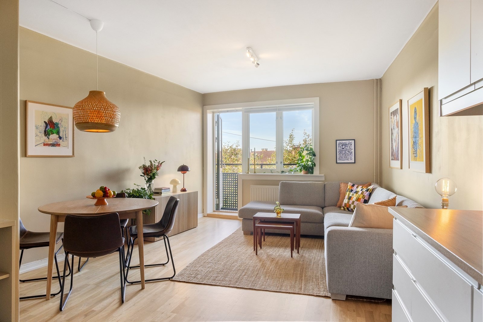 Velkommen til Grenseveien 11B! Dette er en innbydende og lys 3-roms leilighet i 4. etasje med en attraktiv og sentral beliggenhet på Carl Berner. Galleribilde