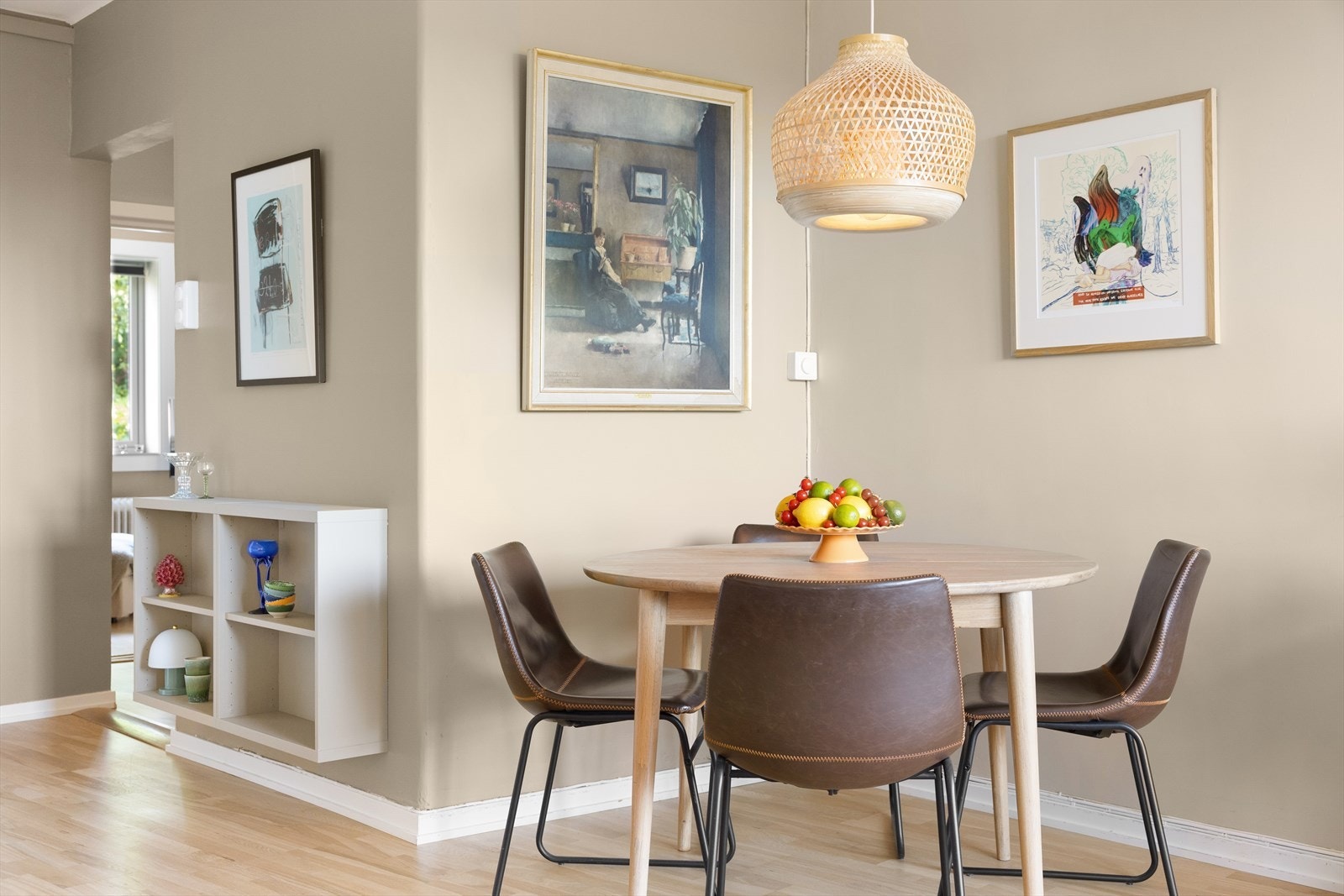 I stuen er det også plass til et koselig spisebord, perfekt for å underholde gjester og skape hyggelige måltidsopplevelser. Galleribilde