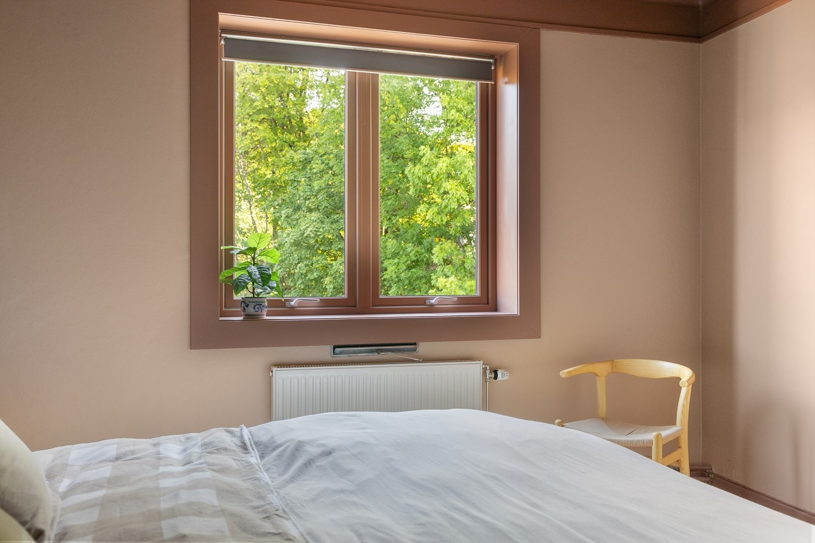 I 2018 ble det installert nye soveromsvinduer som forbedrer både inneklima og lydisolasjon. De nye vinduene bidrar til å holde temperaturen komfortabel og redusere trekk, samtidig som de gir effektiv støyreduksjon, noe som gir bedre nattsøvn. Galleribilde