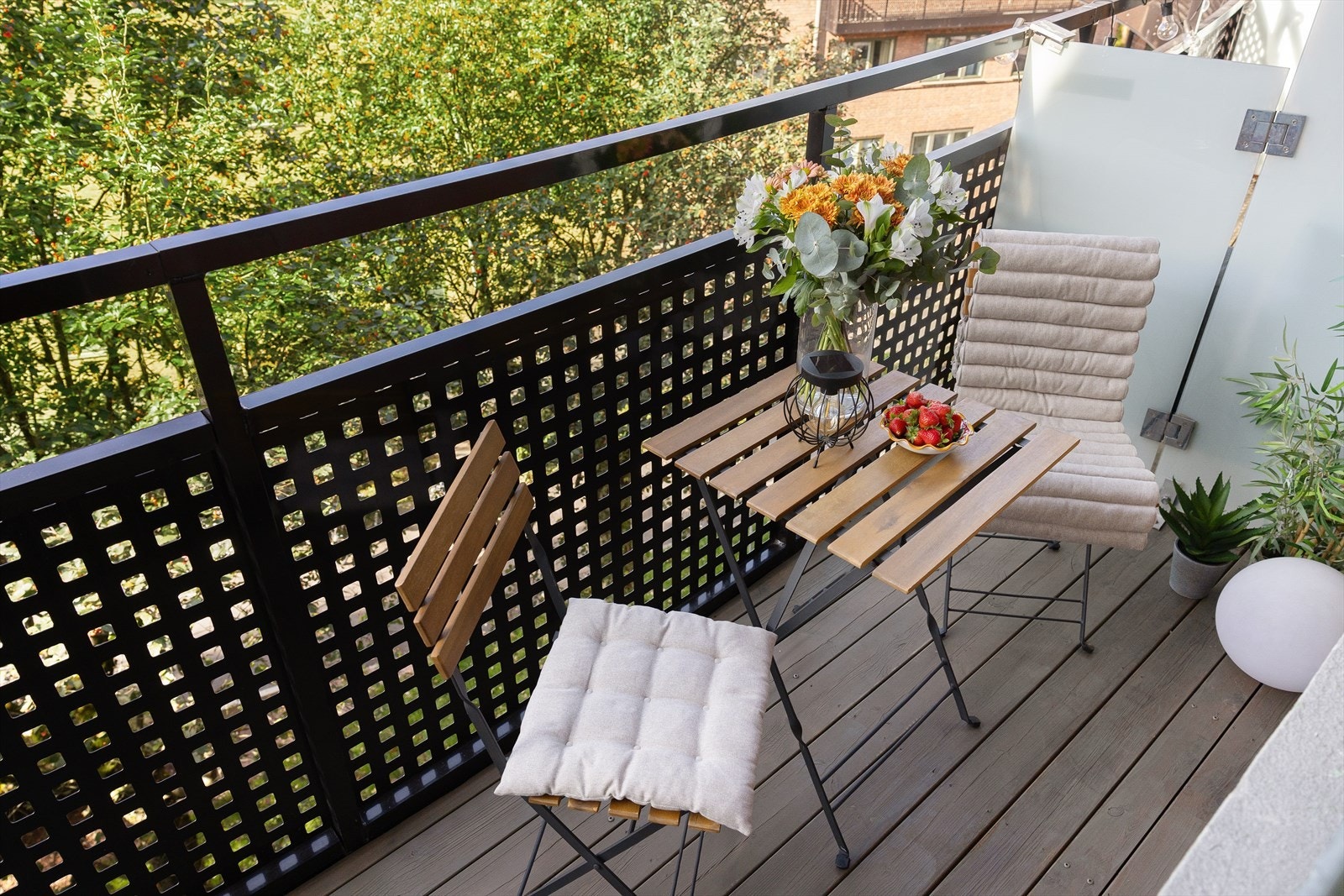 I vår- og sommerhalvåret blir balkongen som en forlengelse av stuen og innbyr til mer samvær og fine stunder med familie og venner. Galleribilde