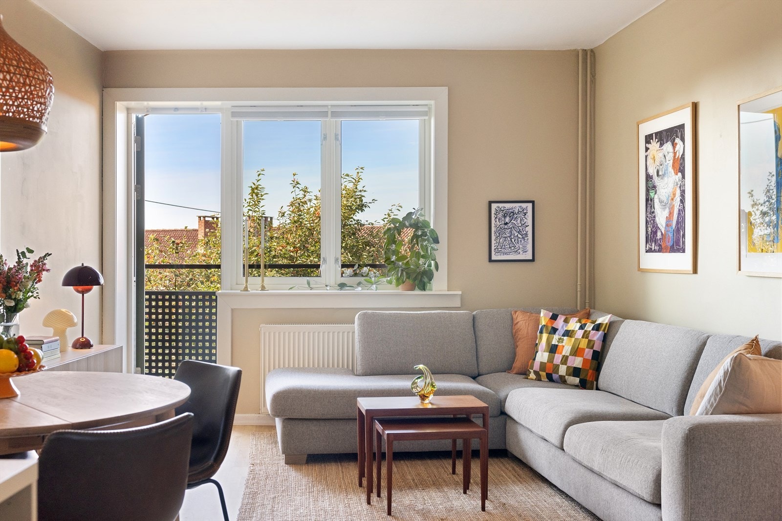 I 2023 ble alle vegger nymalt, og både taket i hovedsoverommet og stuen fikk et friskt strøk maling. Dette gir leiligheten et oppgradert og moderne uttrykk, samtidig som de lyse, nøytrale fargene skaper en luftig og innbydende atmosfære i rommene. Galleribilde