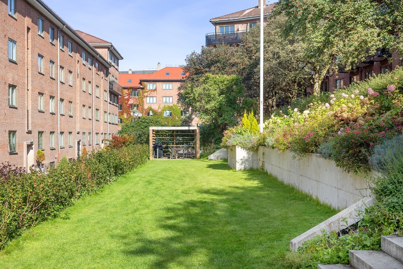 De velstelte uteområdene tilbyr et behagelig fristed for avslapning og sosialt samvær, og gir et naturskjønt preg til det totale bomiljøet. Galleribilde