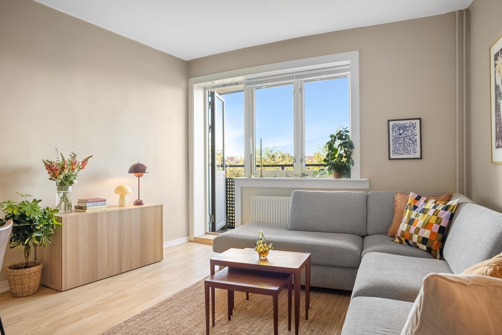 I 2014 ble det montert nye, energieffektive vinduer og verandadør i stuen. Disse bidrar til bedre isolasjon, som holder varmen inne om vinteren og reduserer støy fra omgivelsene. Galleribilde