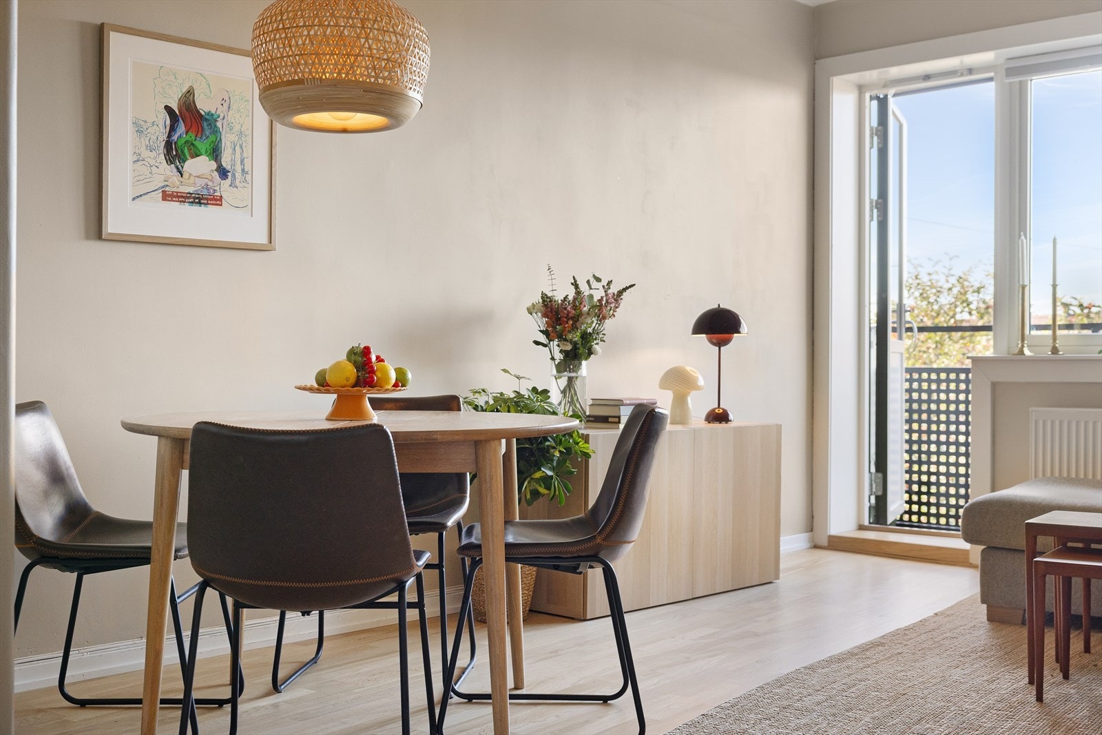 Planløsningen åpner opp for flere møbleringsmuligheter med god plass til sofagruppe, TV-møbler og spisebord med tilhørende stoler. Galleribilde