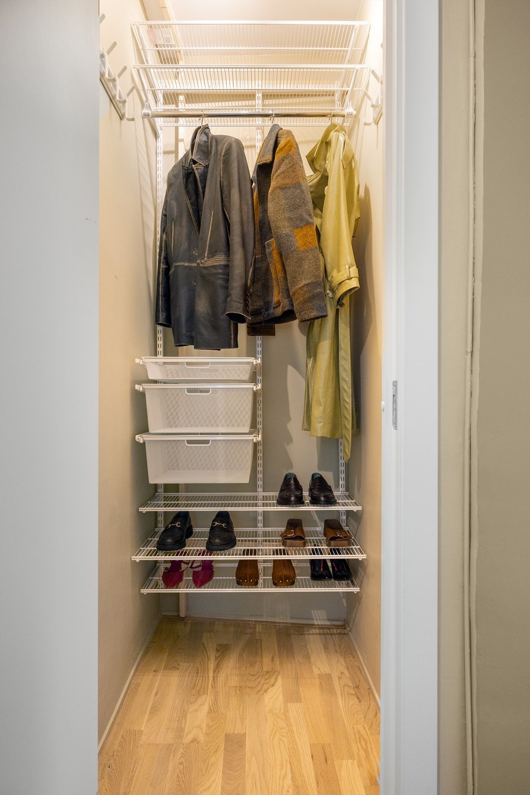 Fra gangen er det direkte adkomst til et praktisk omkledningsrom med god plass til klær, sko og annet utstyr. Dette rommet gjør det enkelt å holde boligen ryddig og organisert, samtidig som du har lett tilgang til alt du trenger. Galleribilde